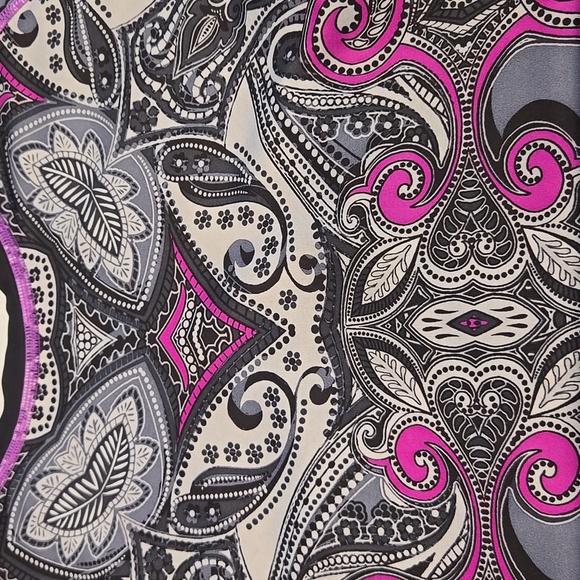 ATHLETA RUNAWAY TOP. PAISLEY DESIGN. BLACK/PURPLE. SIZE LARGE. - Picture 7 of 9